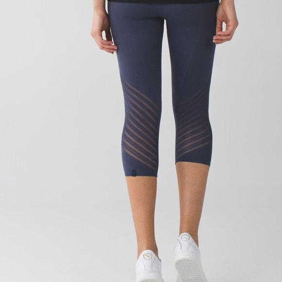 Lululemon Enlighten Crop Cadet Blue - Picture 3 of 9